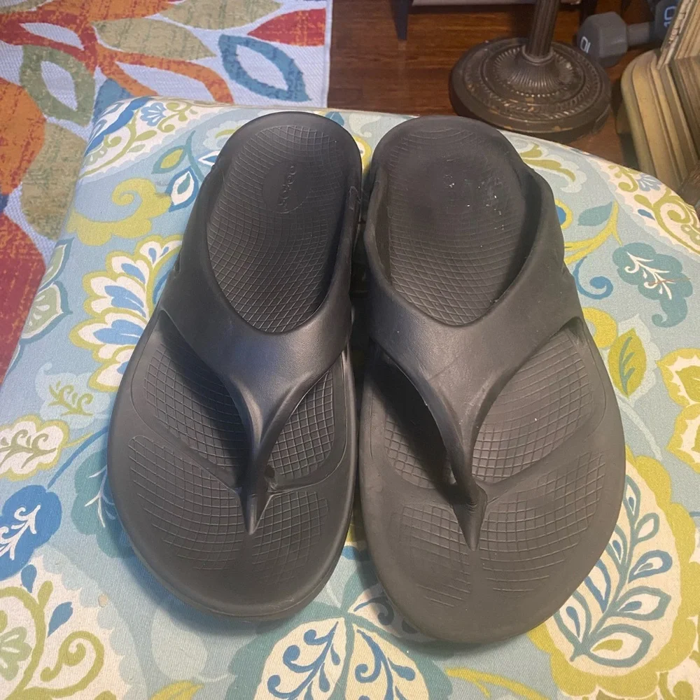 OOFOS Black Recovery Flip Flops Men 13